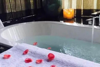 佛山顺德区水疗池中的失重冥想：当身体学会漂浮